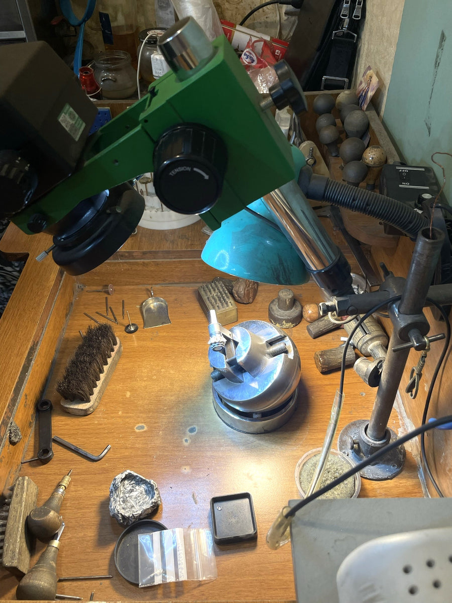 A stone-setting station with microscope and tools
